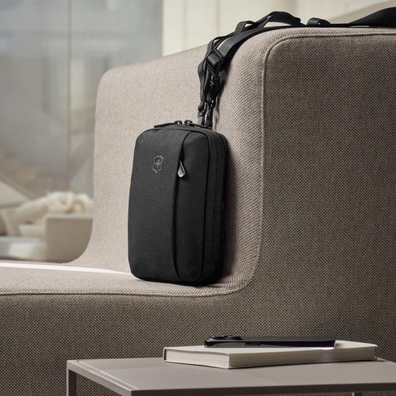 Сумочка на шию Victorinox TRAVEL ESSENTIALS Black 653376