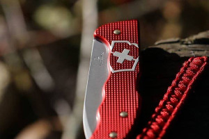 Невероятный красный Hunter Pro Alox от Victorinox
