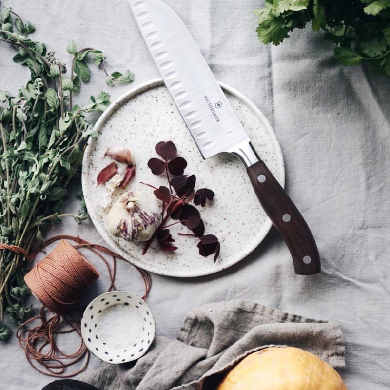 Кованый нож Victorinox Grand maitre Rosewood Santoku Knife 7.7320.17G в подарочной упаковке