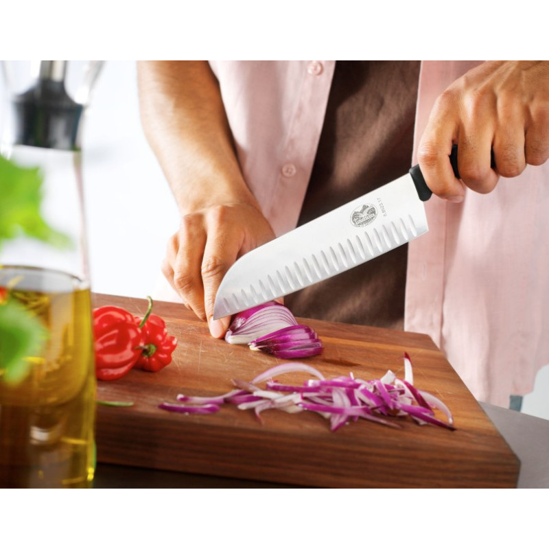 Кухонный нож Victorinox Swiss Classic Santoku Knife 6.8523.17G с воздушными карманами в подарочной упаковке