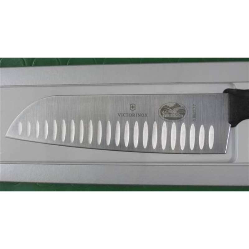 Кухонный нож Victorinox Swiss Classic Santoku Knife 6.8523.17G с воздушными карманами в подарочной упаковке
