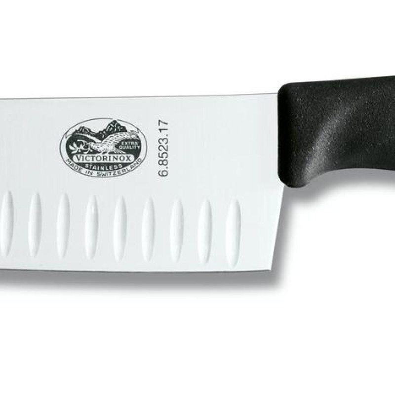 Кухонный нож Victorinox Swiss Classic Santoku Knife 6.8523.17B с воздушными карманами в блистере